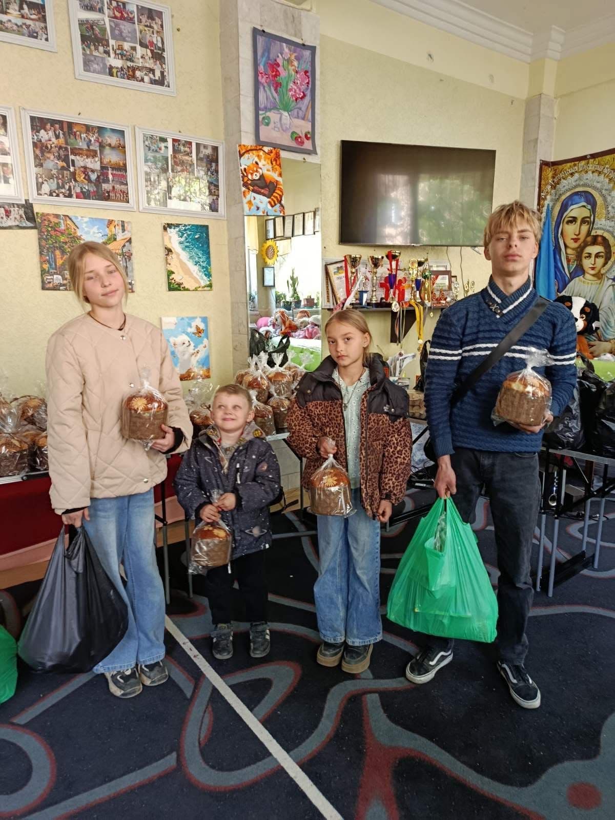 Mezinárodní diplomatická humanitární mise OBSE Ukrajina přivítala děti s Velikonocemi