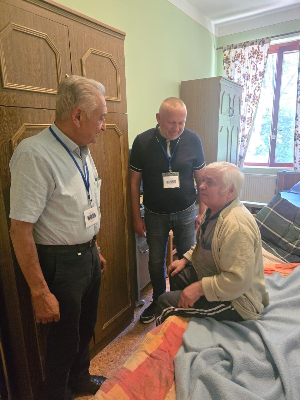 Předseda nevládní organizace „Mezinárodní diplomatická humanitární mise OBSE na Ukrajině“ Petro Špuganyč spolu s kurátorem pro humanitární záležitosti Bejlem Zigmundem navštívili domov pro seniory a osamělé osoby.