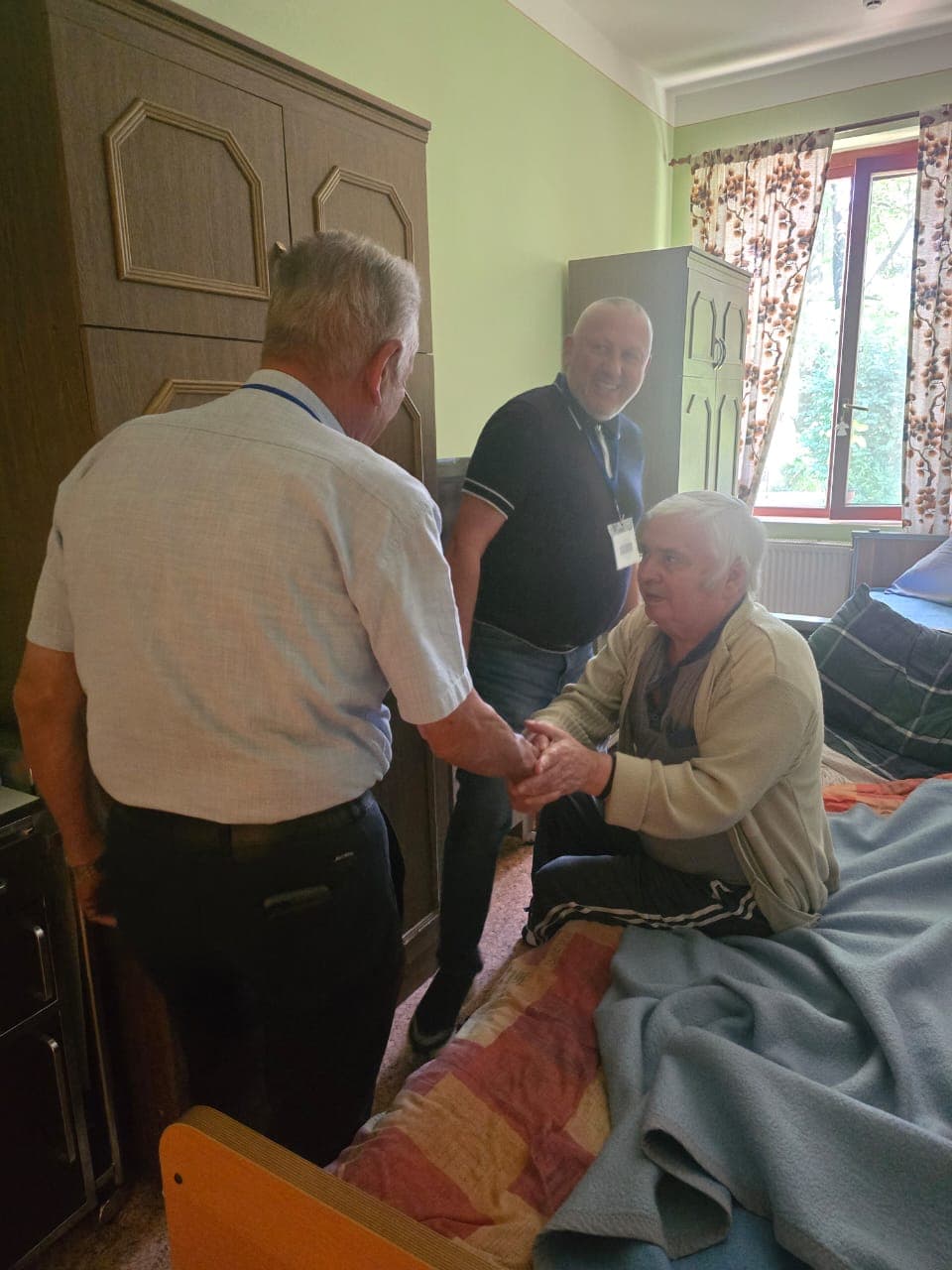 Předseda nevládní organizace „Mezinárodní diplomatická humanitární mise OBSE na Ukrajině“ Petro Špuganyč spolu s kurátorem pro humanitární záležitosti Bejlem Zigmundem navštívili domov pro seniory a osamělé osoby.