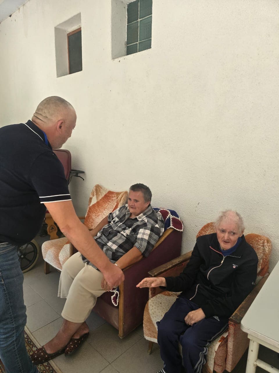 Předseda nevládní organizace „Mezinárodní diplomatická humanitární mise OBSE na Ukrajině“ Petro Špuganyč spolu s kurátorem pro humanitární záležitosti Bejlem Zigmundem navštívili domov pro seniory a osamělé osoby.
