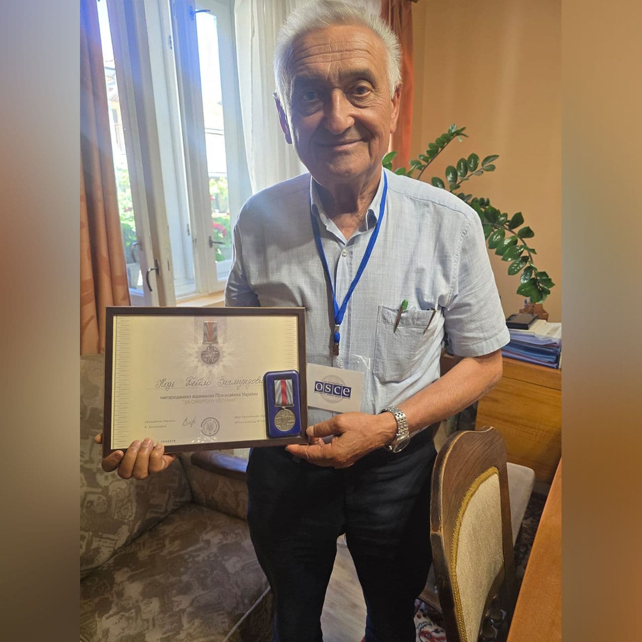 Zástupce nevládní organizace „Mezinárodní diplomatická humanitární mise OBSE na Ukrajině“ Noď Bejlo Zigmundovyč byl prezidentem Ukrajiny vyznamenán čestným odznakem a medailí „Za obranu Ukrajiny“