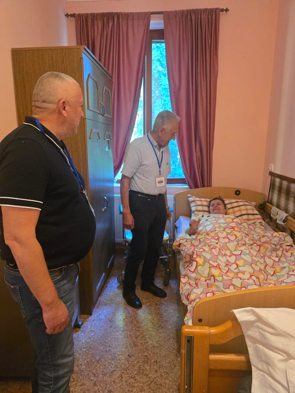 Předseda nevládní organizace „Mezinárodní diplomatická humanitární mise OBSE na Ukrajině“ Petro Špuganyč spolu s kurátorem pro humanitární záležitosti Bejlem Zigmundem navštívili domov pro seniory a osamělé osoby.
