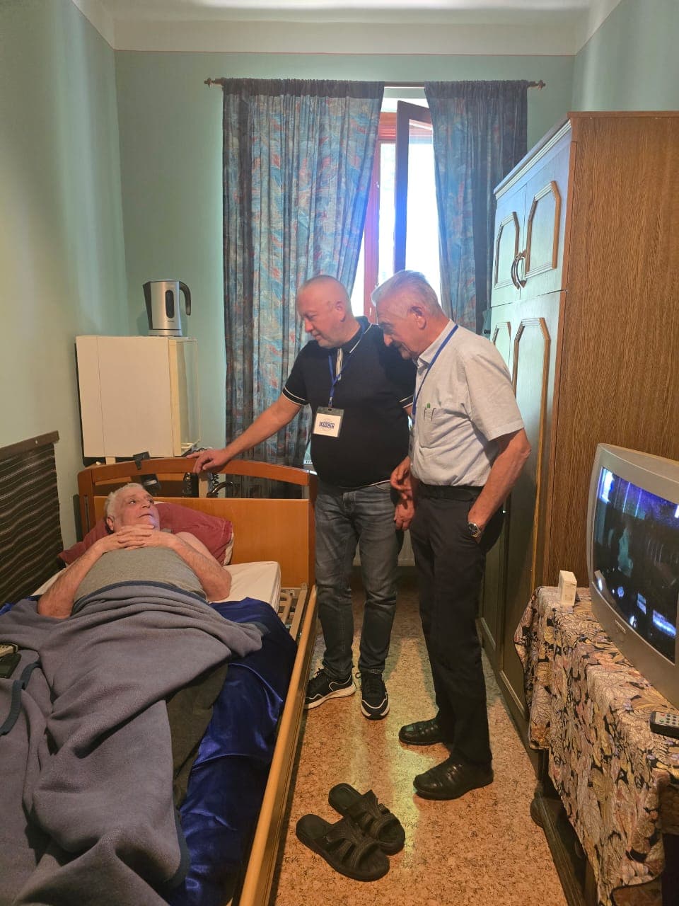 Předseda nevládní organizace „Mezinárodní diplomatická humanitární mise OBSE na Ukrajině“ Petro Špuganyč spolu s kurátorem pro humanitární záležitosti Bejlem Zigmundem navštívili domov pro seniory a osamělé osoby.