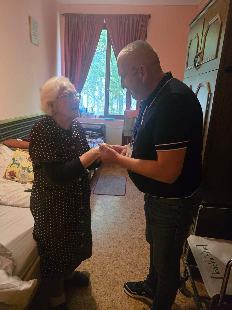 Předseda nevládní organizace „Mezinárodní diplomatická humanitární mise OBSE na Ukrajině“ Petro Špuganyč spolu s kurátorem pro humanitární záležitosti Bejlem Zigmundem navštívili domov pro seniory a osamělé osoby.