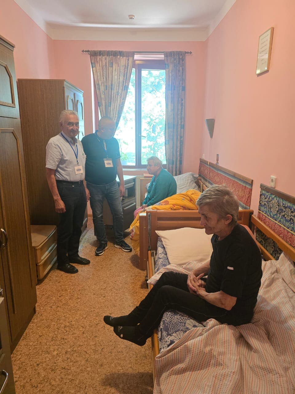 Předseda nevládní organizace „Mezinárodní diplomatická humanitární mise OBSE na Ukrajině“ Petro Špuganyč spolu s kurátorem pro humanitární záležitosti Bejlem Zigmundem navštívili domov pro seniory a osamělé osoby.